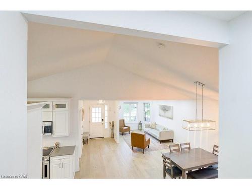 8 Hayward Crescent, Guelph, ON - Indoor Photo Showing Living Room