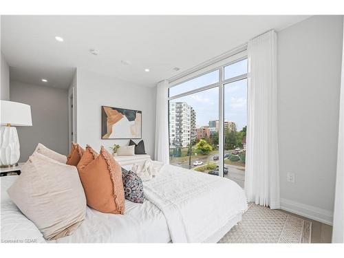 411-71 Wyndham Street S, Guelph, ON - Indoor Photo Showing Bedroom