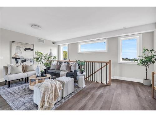 9-17 Peter Street, Kitchener, ON - Indoor Photo Showing Living Room