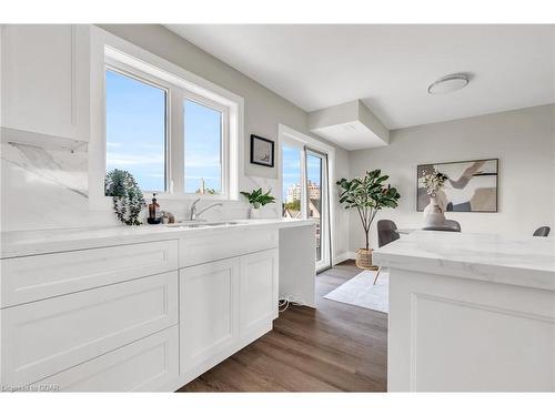 9-17 Peter Street, Kitchener, ON - Indoor Photo Showing Kitchen