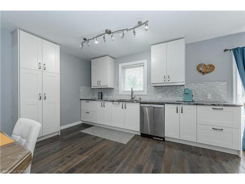 104 Pinnacle Crescent, Guelph, ON - Indoor Photo Showing Kitchen With Upgraded Kitchen