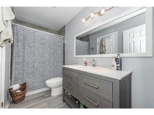 104 Pinnacle Crescent, Guelph, ON - Indoor Photo Showing Bathroom