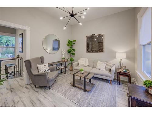 35 Fountain Street W, Guelph, ON - Indoor Photo Showing Living Room