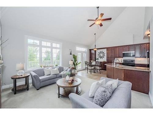 35-875 University Avenue E, Waterloo, ON - Indoor Photo Showing Living Room