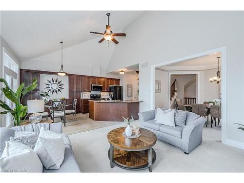 35-875 University Avenue E, Waterloo, ON - Indoor Photo Showing Living Room