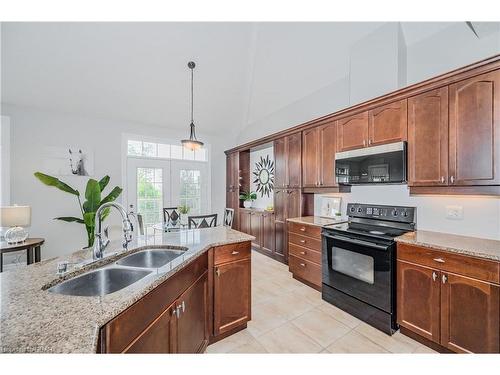 35-875 University Avenue E, Waterloo, ON - Indoor Photo Showing Kitchen With Double Sink