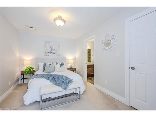 35-875 University Avenue E, Waterloo, ON - Indoor Photo Showing Bedroom