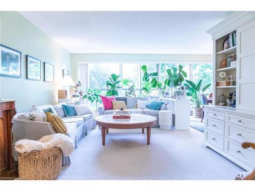 504-358 Waterloo Avenue, Guelph, ON - Indoor Photo Showing Living Room