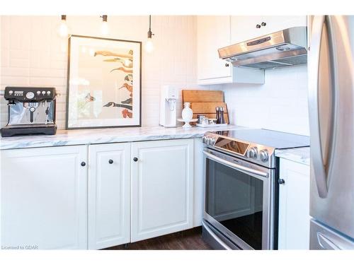 504-358 Waterloo Avenue, Guelph, ON - Indoor Photo Showing Kitchen