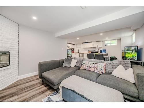 31 Sharon Avenue, Welland, ON - Indoor Photo Showing Living Room