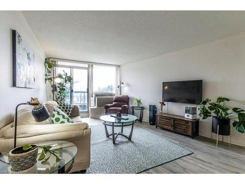 410-107 Bagot Street, Guelph, ON - Indoor Photo Showing Living Room