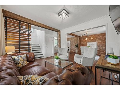 101 Charles Street E, Kitchener, ON - Indoor Photo Showing Living Room