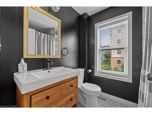 101 Charles Street E, Kitchener, ON - Indoor Photo Showing Bathroom