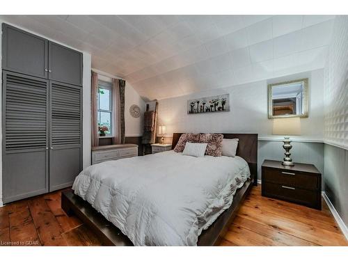 8292 Wilson Street, Guelph/Eramosa, ON - Indoor Photo Showing Bedroom