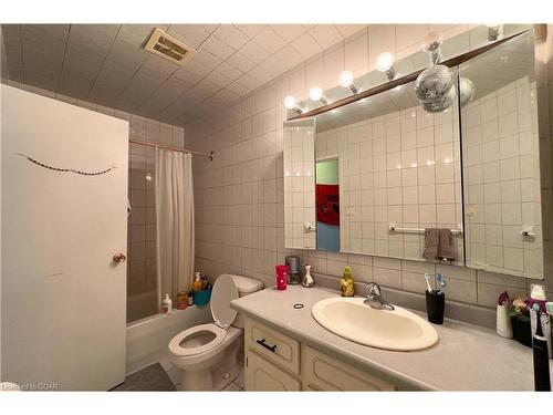 121 Conroy Crescent, Guelph, ON - Indoor Photo Showing Bathroom