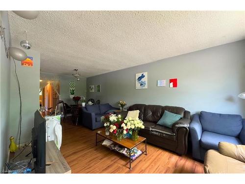 121 Conroy Crescent, Guelph, ON - Indoor Photo Showing Living Room