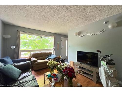 121 Conroy Crescent, Guelph, ON - Indoor Photo Showing Living Room