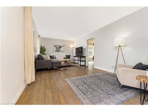 8189 Highway 124, Guelph/Eramosa, ON - Indoor Photo Showing Living Room