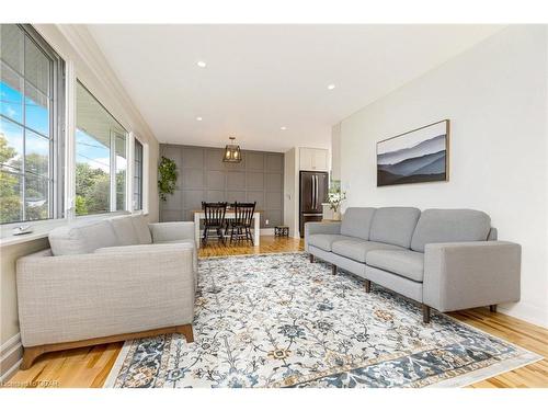 302 Kathleen Street, Guelph, ON - Indoor Photo Showing Living Room