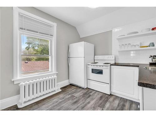 15 Charles Street E, Kitchener, ON - Indoor Photo Showing Kitchen