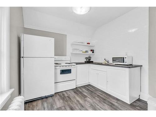 15 Charles Street E, Kitchener, ON - Indoor Photo Showing Kitchen