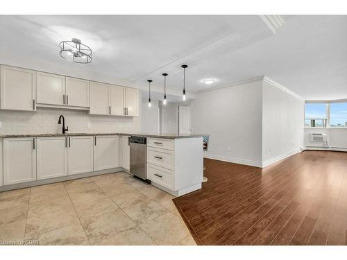 606-55 Yarmouth Street, Guelph, ON - Indoor Photo Showing Kitchen With Upgraded Kitchen