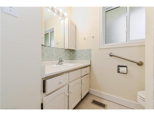 238 Cedar Street, Cambridge, ON - Indoor Photo Showing Bathroom