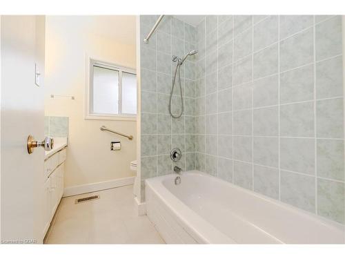 238 Cedar Street, Cambridge, ON - Indoor Photo Showing Bathroom