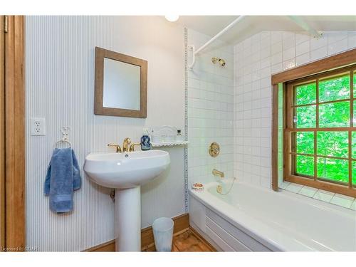 935 Scotland Street, Fergus, ON - Indoor Photo Showing Bathroom