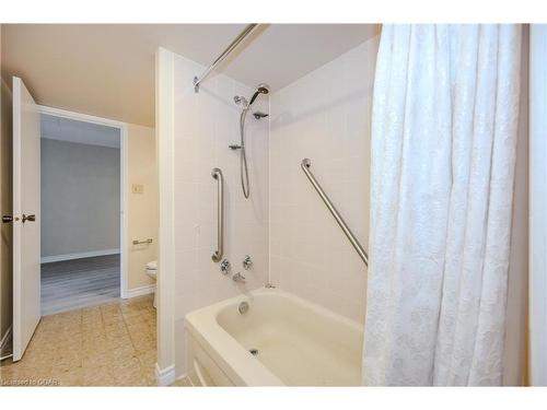 608-22 Marilyn Drive, Guelph, ON - Indoor Photo Showing Bathroom