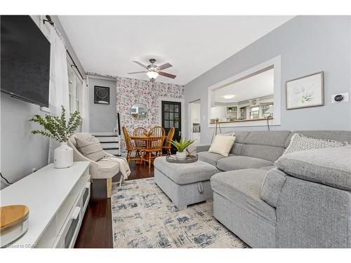 320 Mill Street, Kitchener, ON - Indoor Photo Showing Living Room