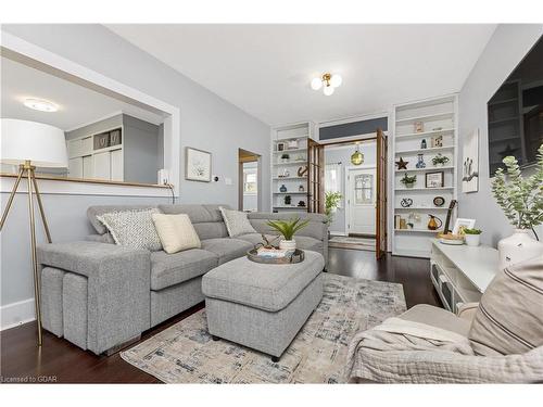 320 Mill Street, Kitchener, ON - Indoor Photo Showing Living Room