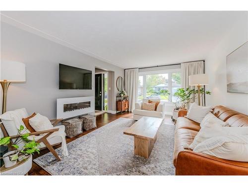 4 Canary Court, Elmira, ON - Indoor Photo Showing Living Room