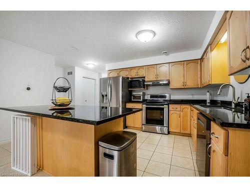 10-20 Shackleton Drive, Guelph, ON - Indoor Photo Showing Kitchen