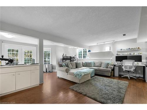 7 Fox Run Drive, Puslinch, ON - Indoor Photo Showing Living Room