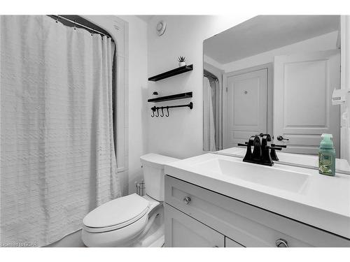 7 Fox Run Drive, Puslinch, ON - Indoor Photo Showing Bathroom