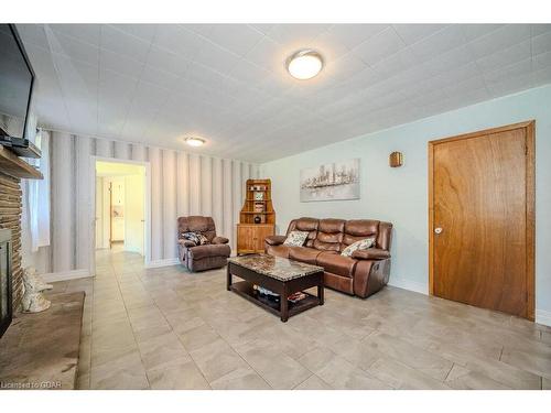 403115 Grey Road 4, West Grey, ON - Indoor Photo Showing Living Room