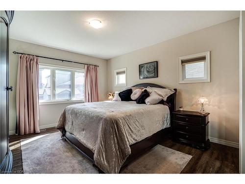 68 Roselawn Crescent, Welland, ON - Indoor Photo Showing Bedroom