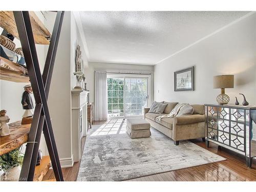 36-372 Terry Carter Crescent, Newmarket, ON - Indoor Photo Showing Living Room