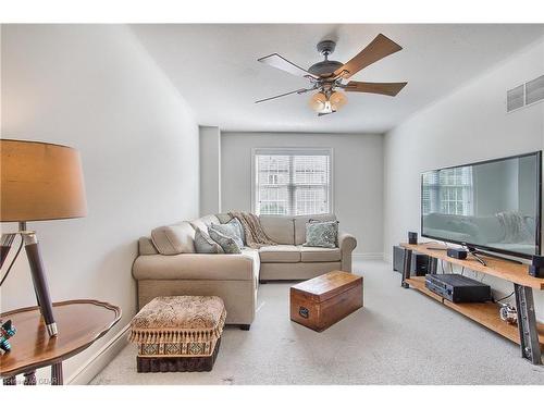 36-372 Terry Carter Crescent, Newmarket, ON - Indoor Photo Showing Living Room