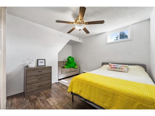 231 Chambers Crescent, Fergus, ON - Indoor Photo Showing Bedroom