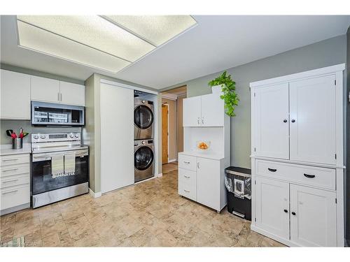 202-105 Bagot Street, Guelph, ON - Indoor Photo Showing Kitchen