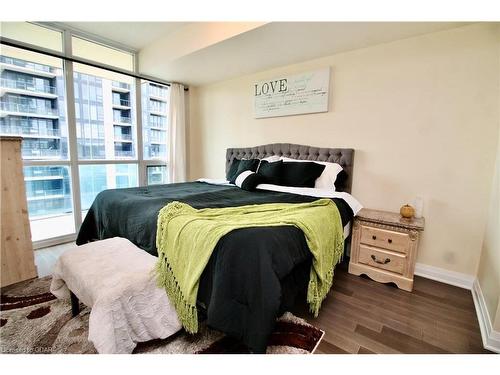 810-1055 Southdown Road, Mississauga, ON - Indoor Photo Showing Bedroom