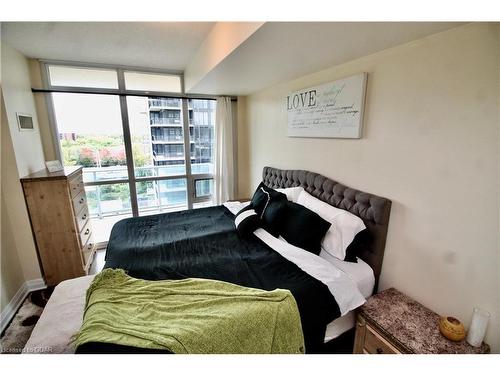 810-1055 Southdown Road, Mississauga, ON - Indoor Photo Showing Bedroom