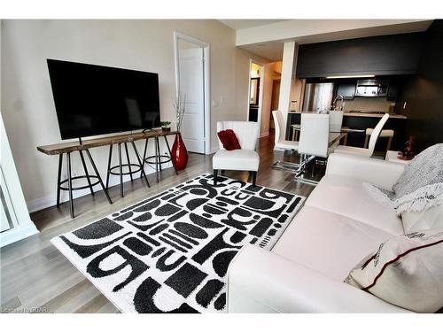 810-1055 Southdown Road, Mississauga, ON - Indoor Photo Showing Living Room