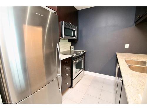 810-1055 Southdown Road, Mississauga, ON - Indoor Photo Showing Kitchen With Stainless Steel Kitchen With Double Sink