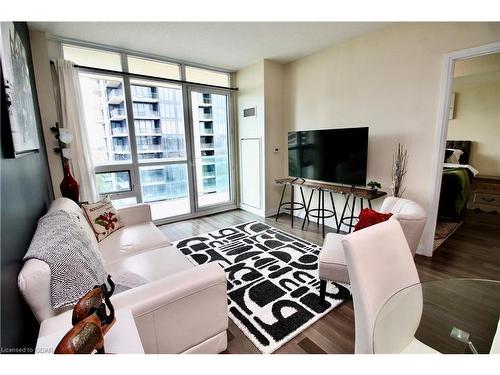 810-1055 Southdown Road, Mississauga, ON - Indoor Photo Showing Living Room