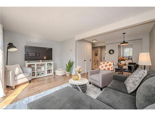 121-31 Greengate Road, Guelph, ON - Indoor Photo Showing Living Room