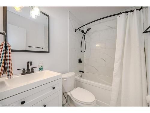 121-31 Greengate Road, Guelph, ON - Indoor Photo Showing Bathroom