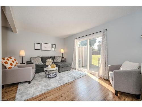 121-31 Greengate Road, Guelph, ON - Indoor Photo Showing Living Room